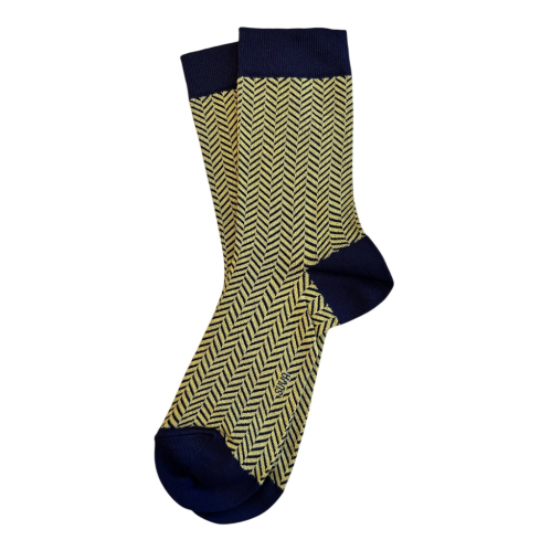 Kollased sokid tumesinise kanna ja ninaga