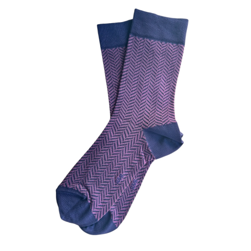 Kollased sokid tumesinise kanna ja ninaga