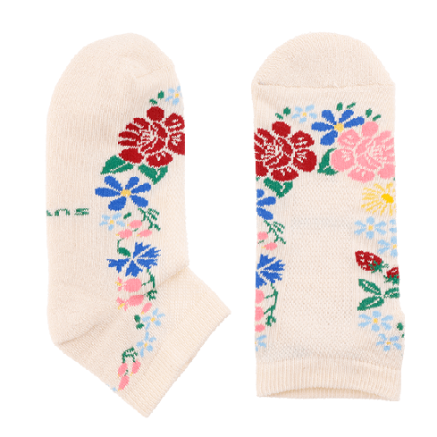 white etno socks for women with Muhu island embroidery pattern. Valged etno sokid naistele Muhu sussi mustriga.