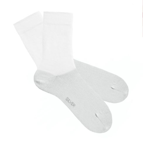 Valged sokid hõbeniidiga