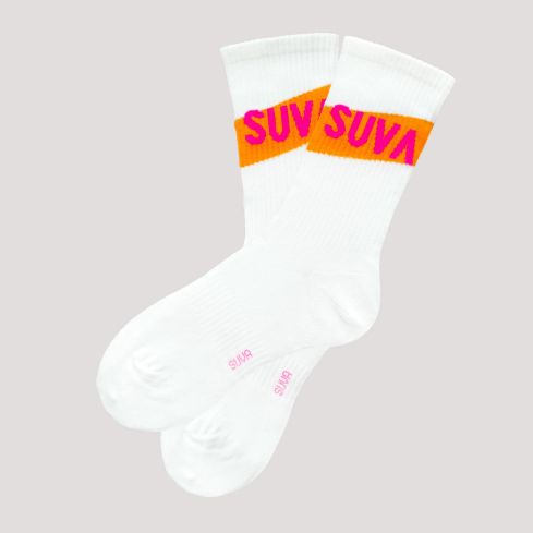 Valged sokid sääre peal oranz diagonaal triip roosa kirjaga SUVA