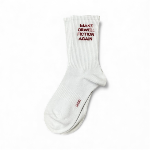 Valged spordisokid tekstiga Make Orwell Fiction Again