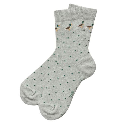 Hallid sokid partidega ja roheliiste täppidega