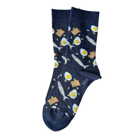 Tumesinised soki kiluvõileiva komponetidega kilud munad leib sibul