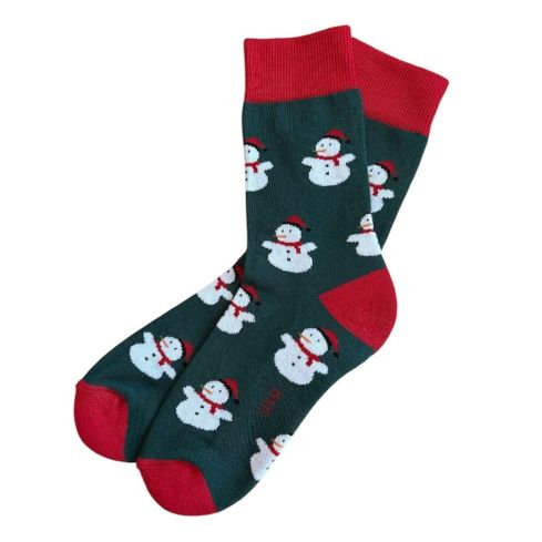 Tumerohelised jõulusokid lumememmedega punastes mütsides ja punaste sallidega, kand nina ja säär on punast värvi, tallal SUVA sukavabriku logo