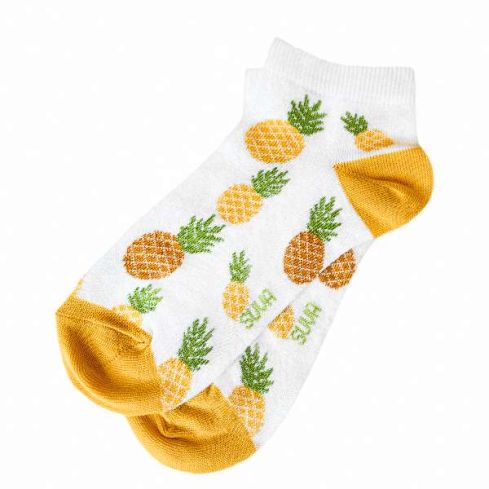 Madalat puuvillaiset sokit ananaksilla