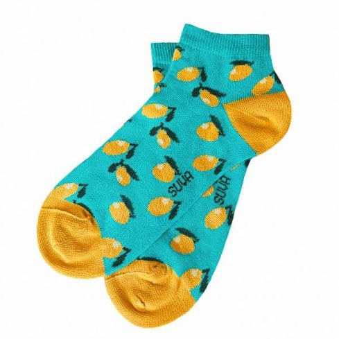 Madalat puuvillaiset sokit sitruunilla