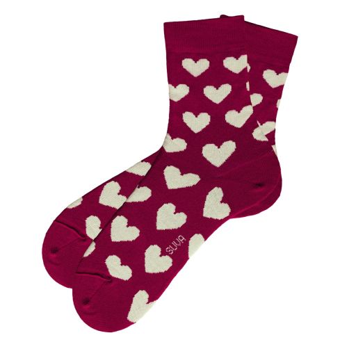 Punased sokid valgete südametega.