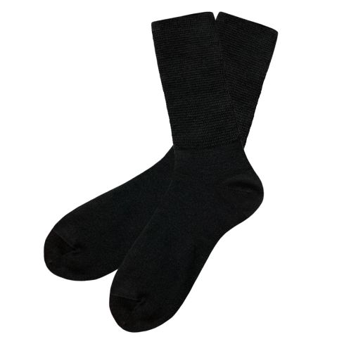 mustad sokid pehme säärega