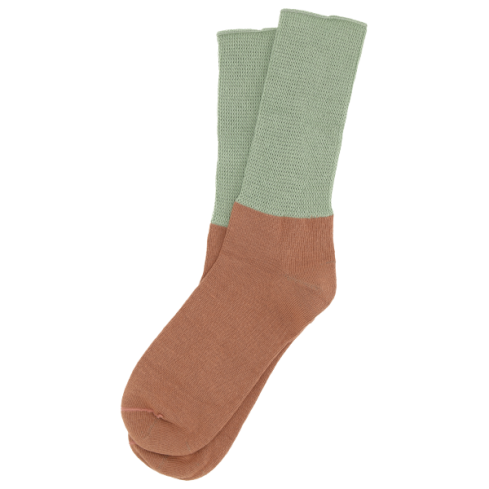 sokid rohelise säärega ja pruunikas roosa pöiaosaga