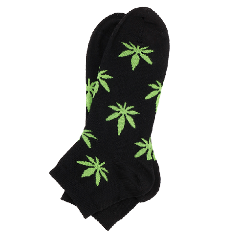 Madalad mustad sokid roheliste kanepi lehtedega