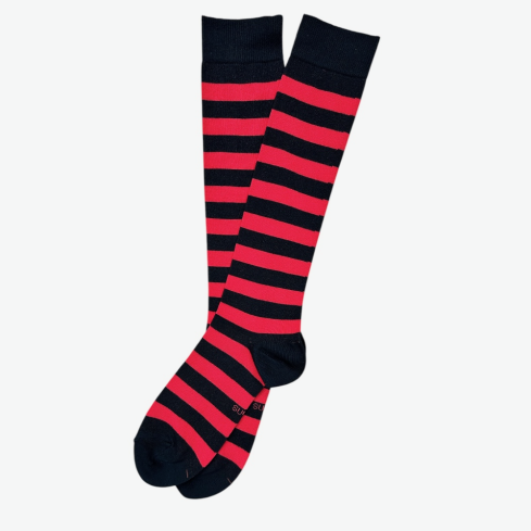 Must punased triibulised põlvikud