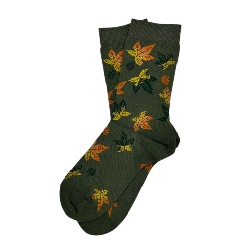 Rohelised sokid sügise vahtrapuu lehtedega